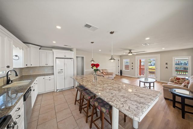 372 Ling Street, Hitchcock, TX 77563