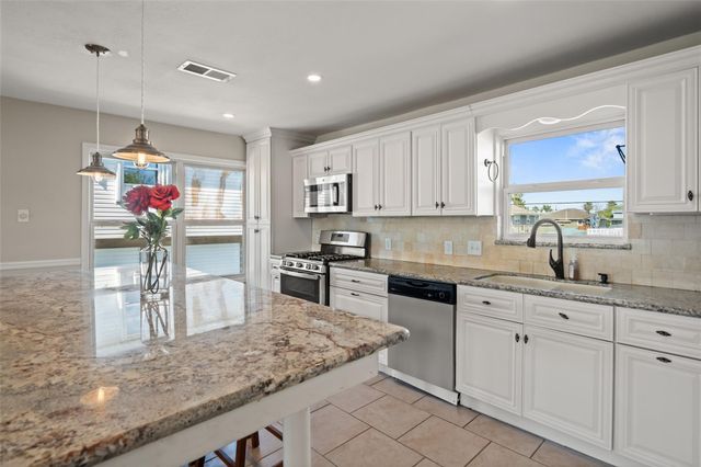 372 Ling Street, Hitchcock, TX 77563