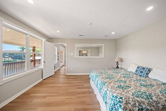 372 Ling Street, Hitchcock, TX 77563