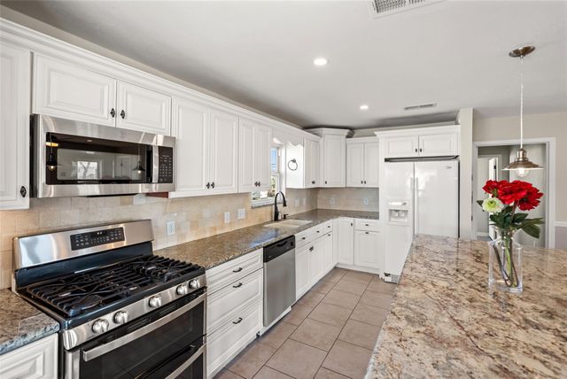 372 Ling Street, Hitchcock, TX 77563