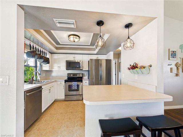 613 SW Santa Barbara PL, Cape Coral, FL 33991