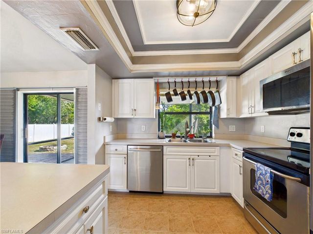 613 SW Santa Barbara PL, Cape Coral, FL 33991