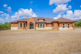 1427 County Road 323, Adkins, TX 78101