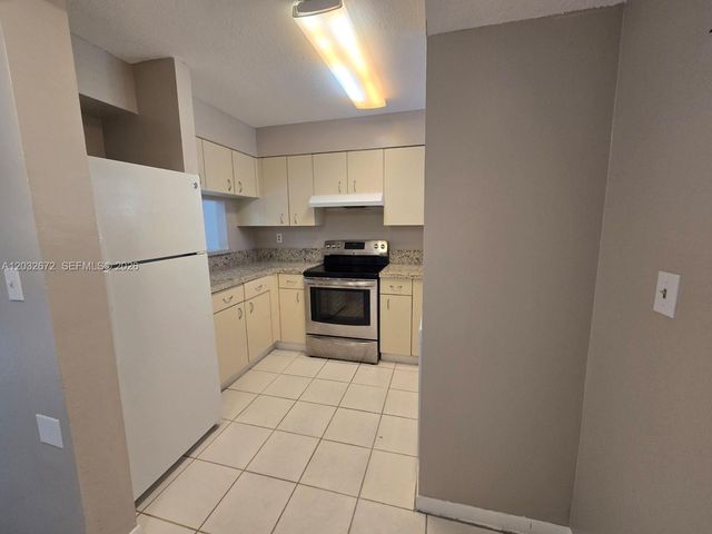 14961 SW 82nd Lane 21202, Miami, FL 33193