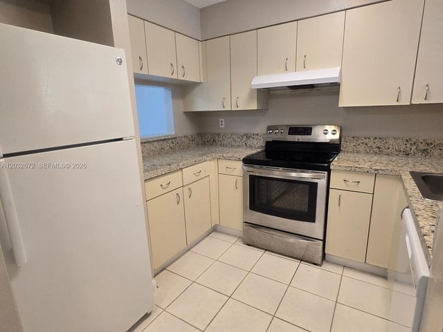 14961 SW 82nd Lane 21202, Miami, FL 33193