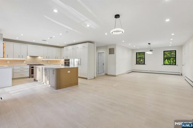 1050 Ramapo Valley Road, Mahwah, NJ 07430