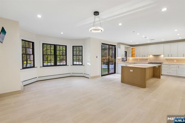 1050 Ramapo Valley Road, Mahwah, NJ 07430