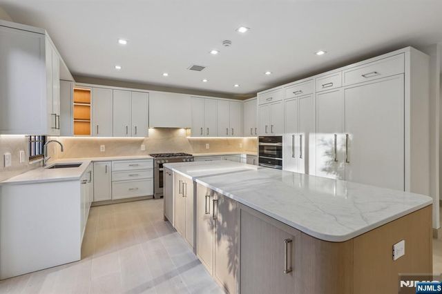 1050 Ramapo Valley Road, Mahwah, NJ 07430