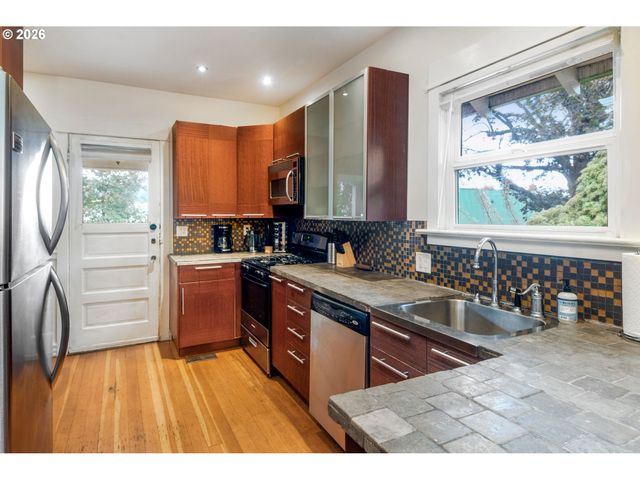 2405 Se CORA St, Portland, OR 97202