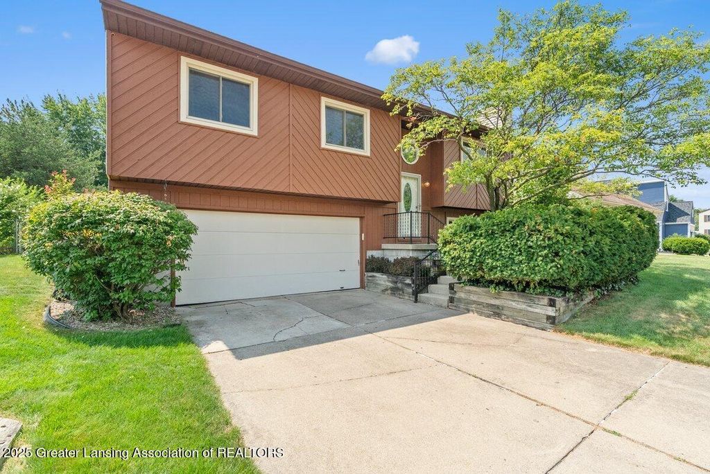 916 Westover Circle, Lansing, MI 48917