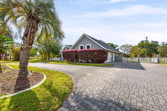 83 Lake Lorraine Circle, Shalimar, FL 32579