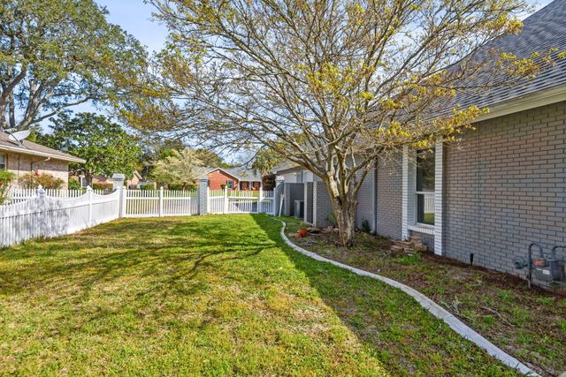 83 Lake Lorraine Circle, Shalimar, FL 32579