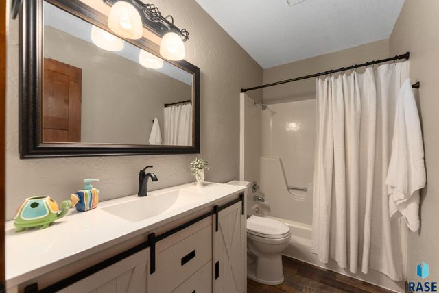 5904 W 35th St Street, Sioux Falls, SD 57106