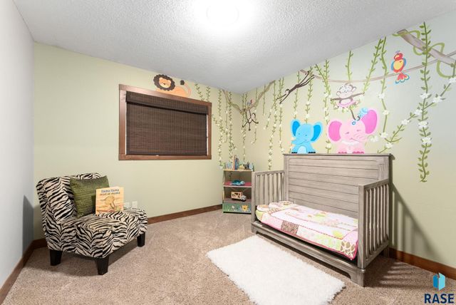 5904 W 35th St Street, Sioux Falls, SD 57106