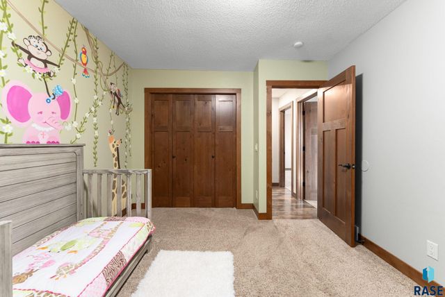 5904 W 35th St Street, Sioux Falls, SD 57106