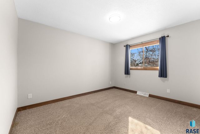 5904 W 35th St Street, Sioux Falls, SD 57106
