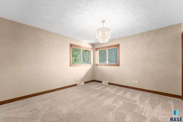5904 W 35th St Street, Sioux Falls, SD 57106
