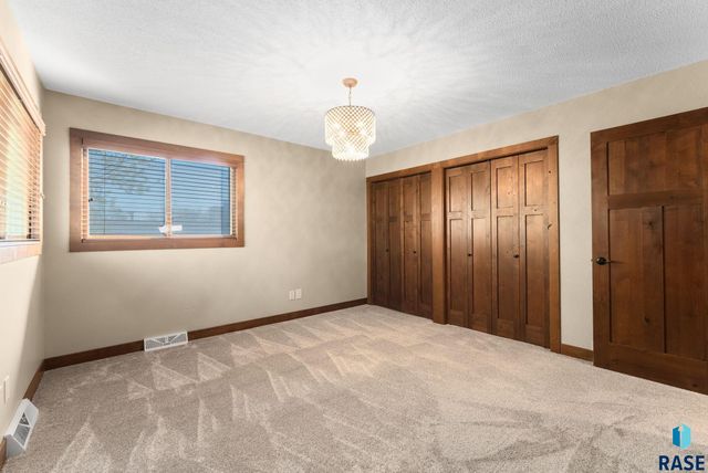 5904 W 35th St Street, Sioux Falls, SD 57106