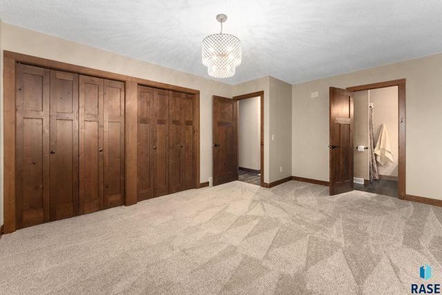 5904 W 35th St Street, Sioux Falls, SD 57106