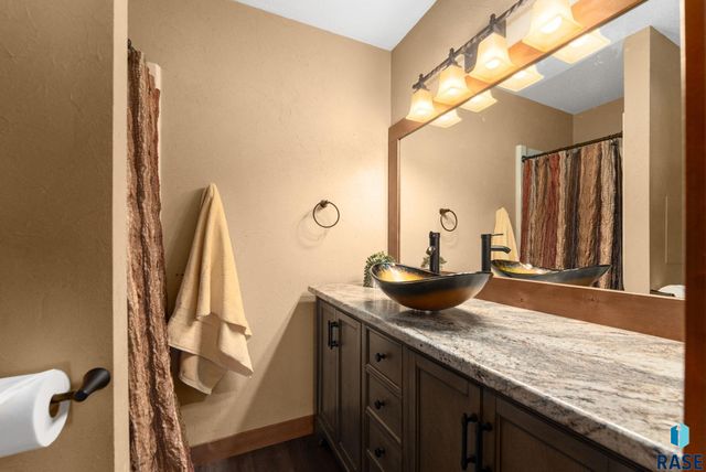 5904 W 35th St Street, Sioux Falls, SD 57106