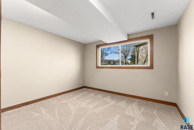 5904 W 35th St Street, Sioux Falls, SD 57106