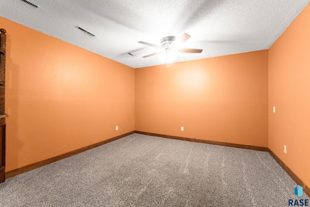 5904 W 35th St Street, Sioux Falls, SD 57106