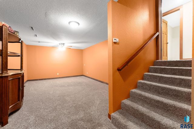 5904 W 35th St Street, Sioux Falls, SD 57106