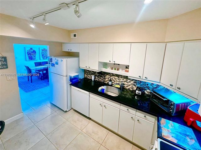500 Bayview Dr 325, Sunny Isles Beach, FL 33160