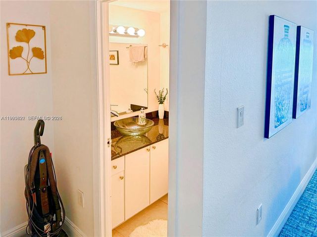 500 Bayview Dr 325, Sunny Isles Beach, FL 33160