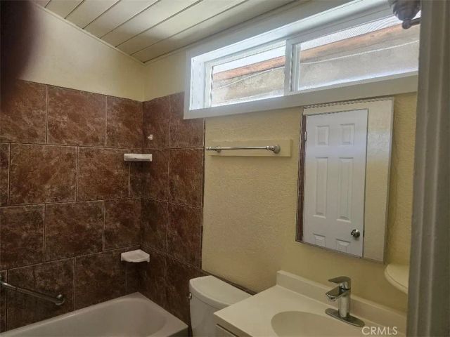 13084 Vaughn, San Fernando, CA 91340
