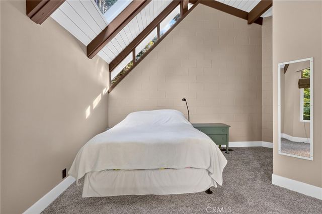 594 W Victoria Court, Lake Arrowhead, CA 92352