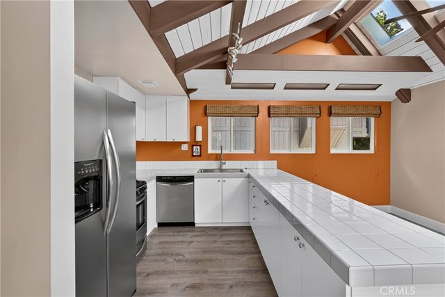 594 W Victoria Court, Lake Arrowhead, CA 92352
