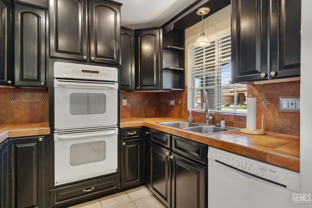 200 El Tovar Court, Bakersfield, CA 93309