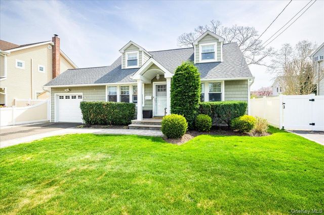 130 N Kings Avenue, Massapequa, NY 11758