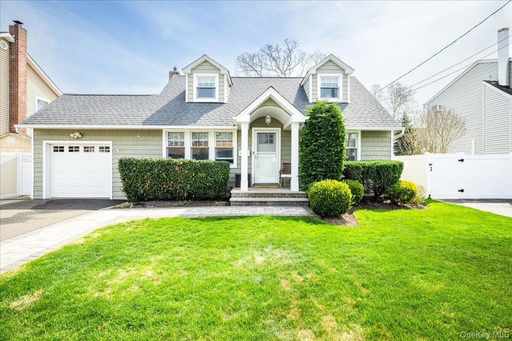 130 N Kings Avenue, Massapequa, NY 11758