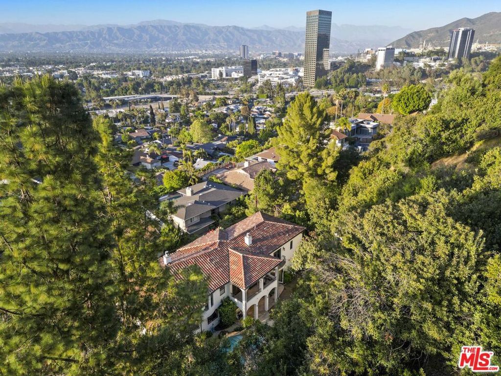 Image 1 of property listing at 10940 Terryview Drive, Studio City, CA 91604