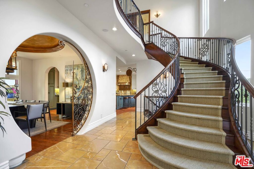 Image 12 of property listing at 10940 Terryview Drive, Studio City, CA 91604