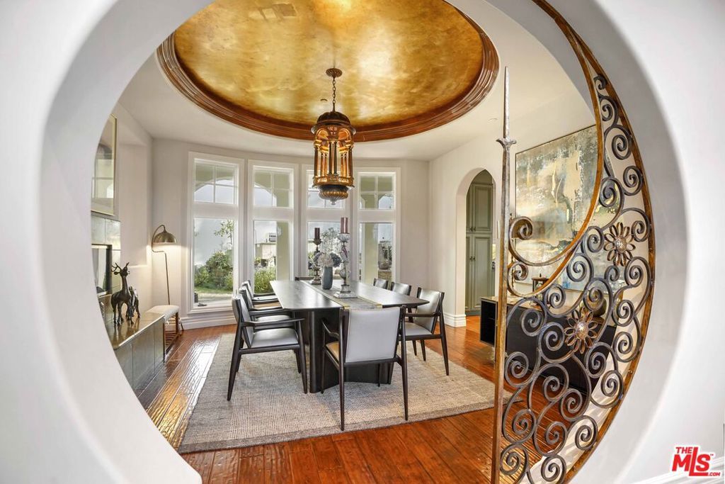 Image 13 of property listing at 10940 Terryview Drive, Studio City, CA 91604