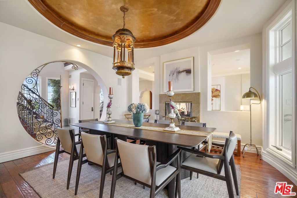 Image 14 of property listing at 10940 Terryview Drive, Studio City, CA 91604