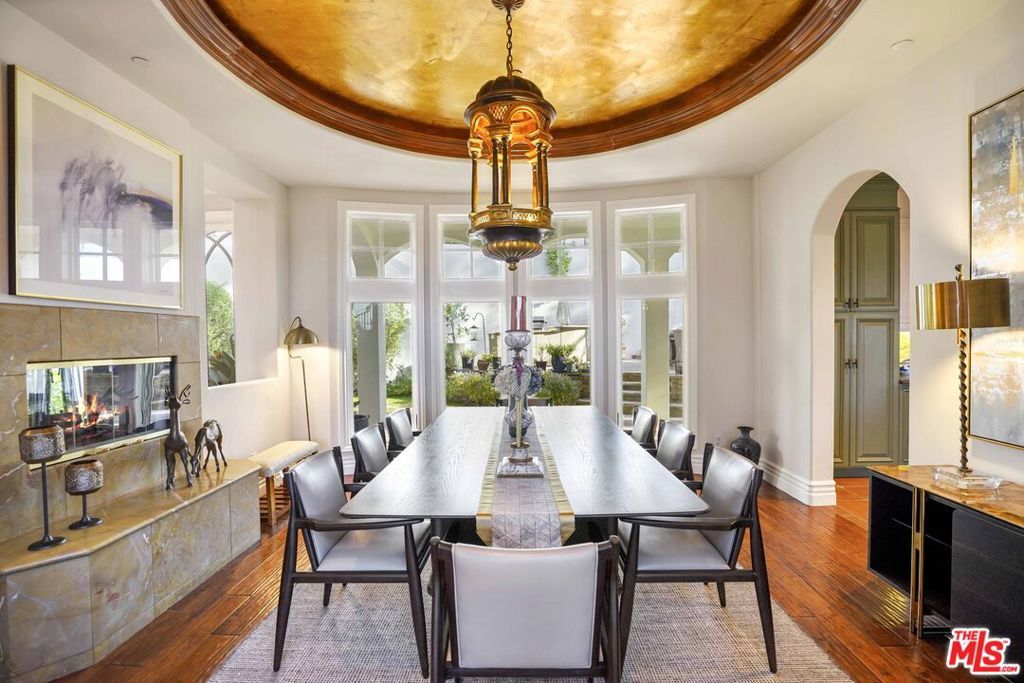 Image 15 of property listing at 10940 Terryview Drive, Studio City, CA 91604