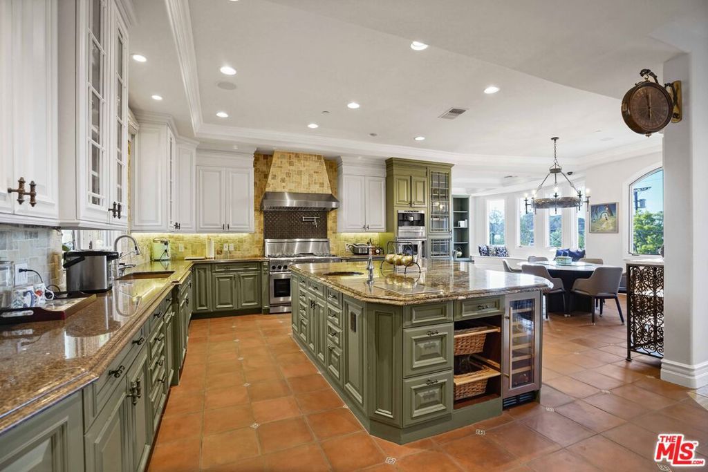 Image 16 of property listing at 10940 Terryview Drive, Studio City, CA 91604