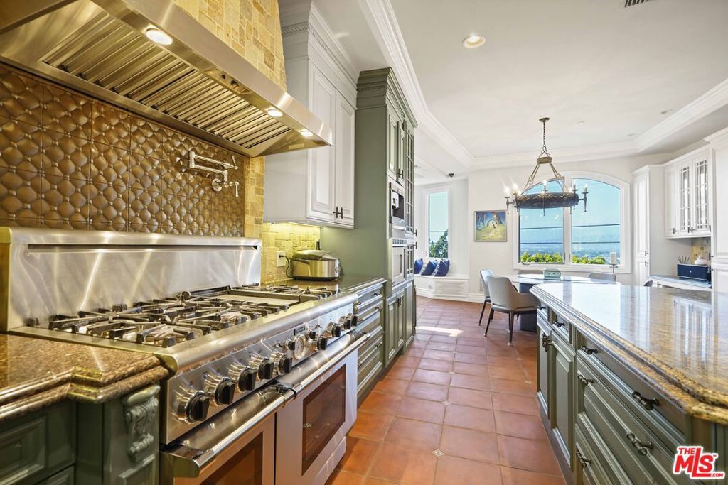 Image 17 of property listing at 10940 Terryview Drive, Studio City, CA 91604