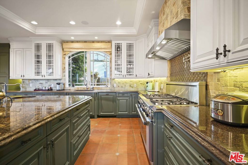 Image 18 of property listing at 10940 Terryview Drive, Studio City, CA 91604