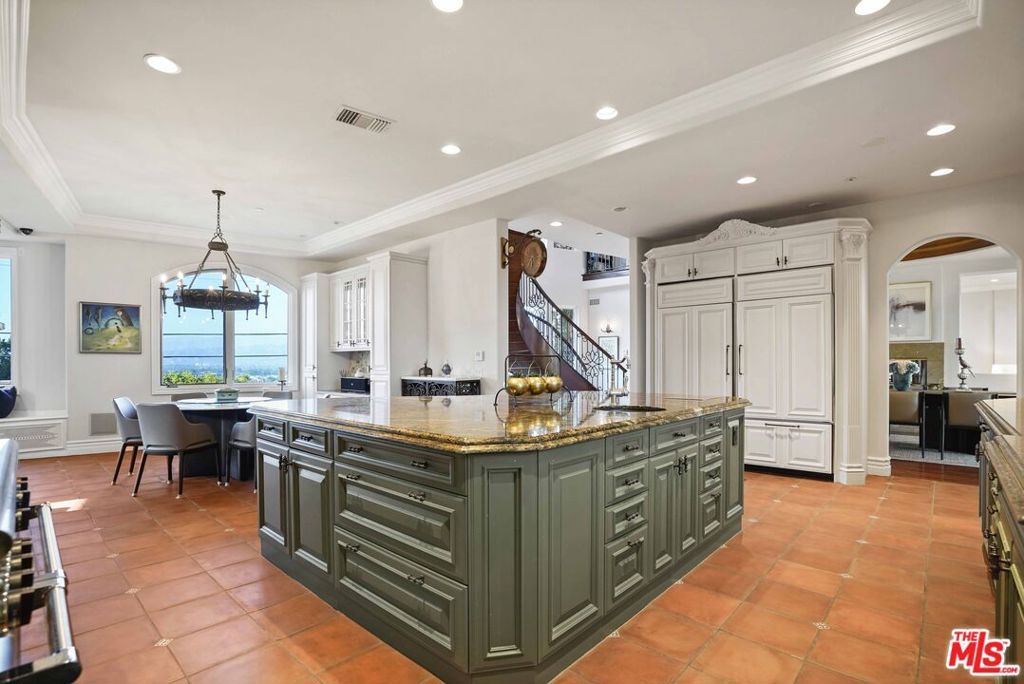 Image 19 of property listing at 10940 Terryview Drive, Studio City, CA 91604