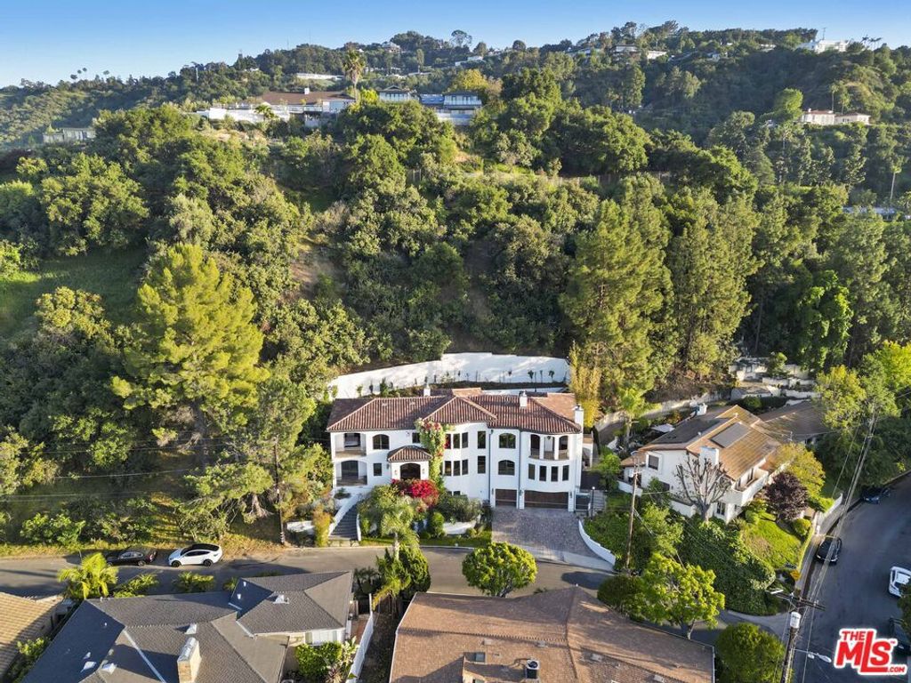 Image 2 of property listing at 10940 Terryview Drive, Studio City, CA 91604