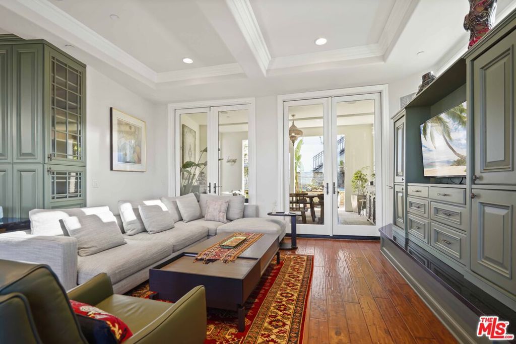 Image 21 of property listing at 10940 Terryview Drive, Studio City, CA 91604