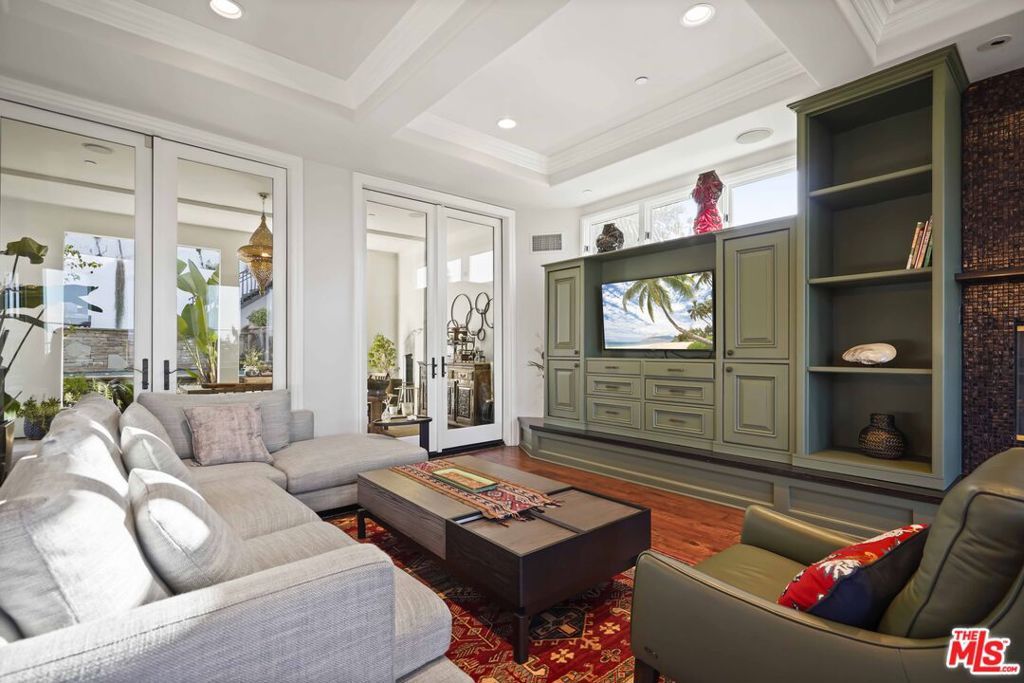 Image 22 of property listing at 10940 Terryview Drive, Studio City, CA 91604