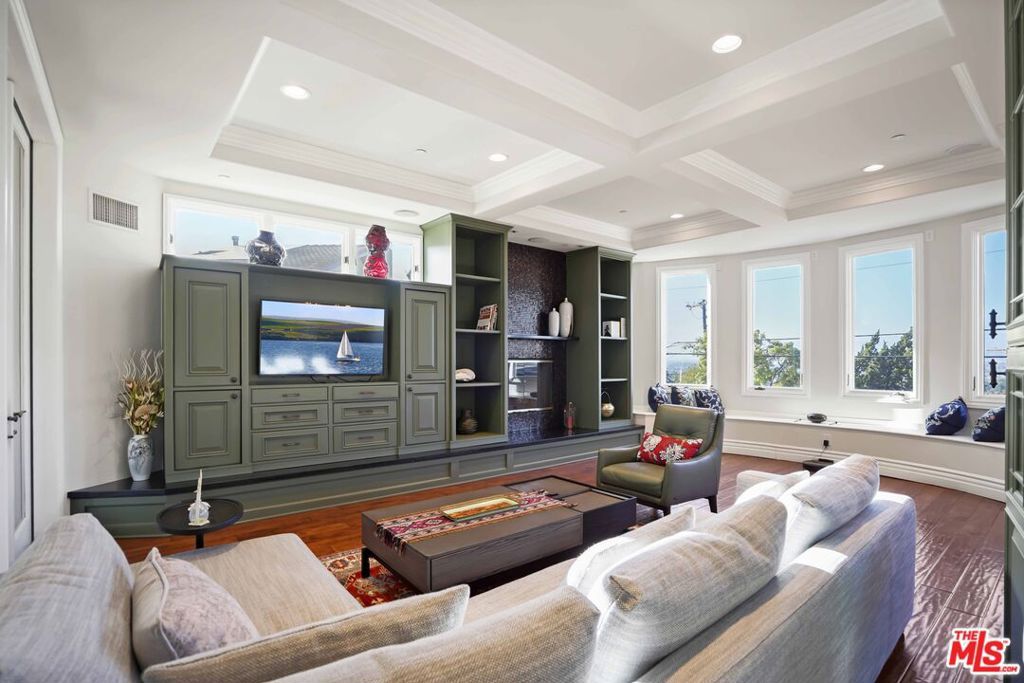 Image 23 of property listing at 10940 Terryview Drive, Studio City, CA 91604