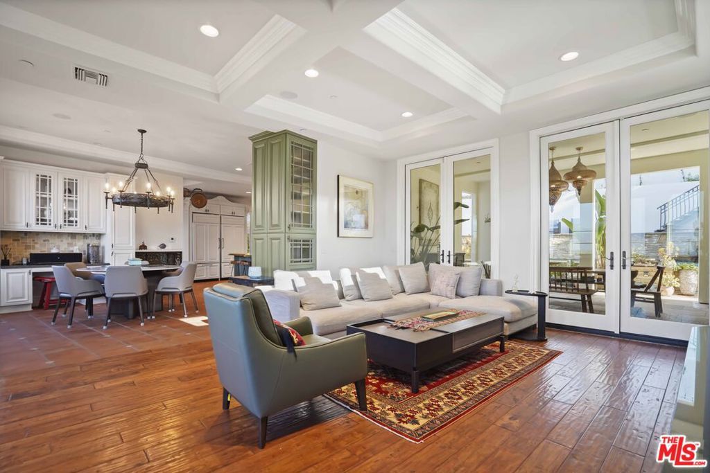 Image 24 of property listing at 10940 Terryview Drive, Studio City, CA 91604