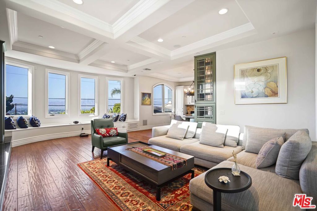 Image 25 of property listing at 10940 Terryview Drive, Studio City, CA 91604